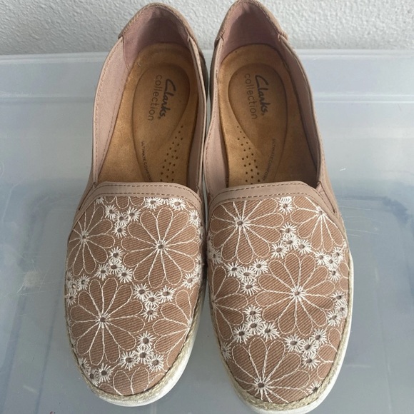 Clarks Collection Elaina Harbor Warm Beige Embroidered Canvas Slip-Ons Size 9 - Picture 3 of 8
